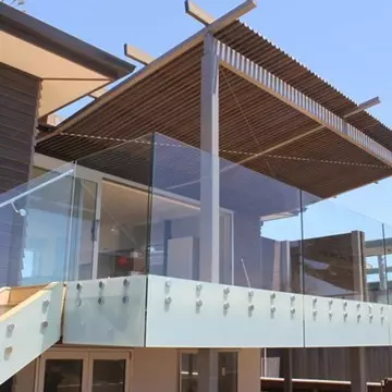 átlátszó üveg erkélykolát
