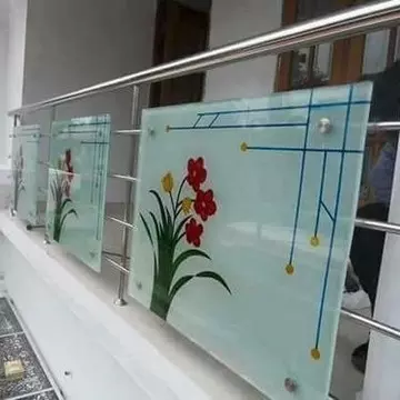 festett üvegű erkélykorlát