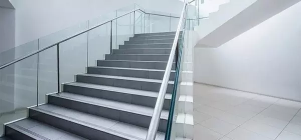 lépcsőházi oszlopos üvegkorlát