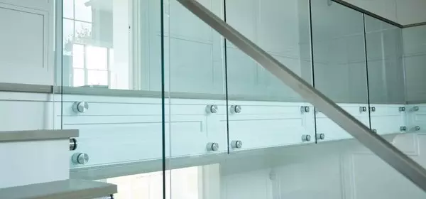 modern pontmegfogásos üvegkorlat modern pontmegfogásos üvegkorlat