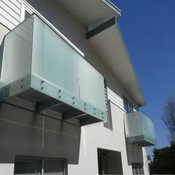 pontmegfogásos üveg erkélykolát