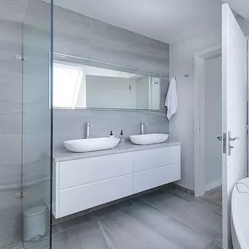 üveg térelválasztó fal fürdőben
