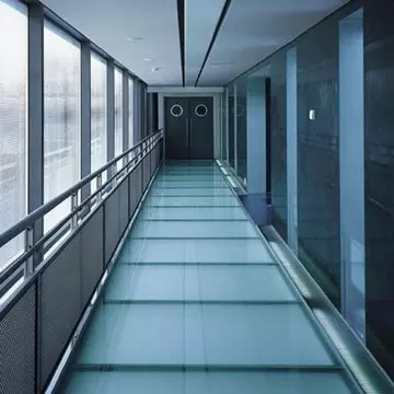 üvegpadló folyosón