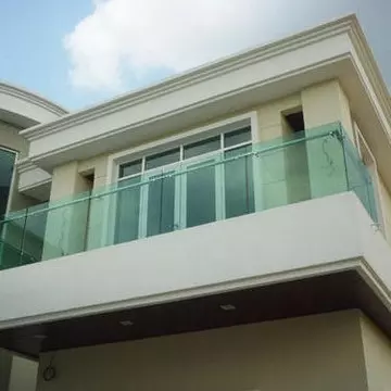 zöld üvegű erkélykorlát