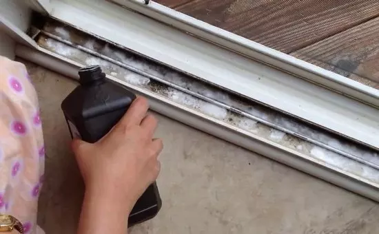 zuhanyajtóhoz tartozó sínek tisztítása zuhanyajtóhoz tartozó sínek tisztítása